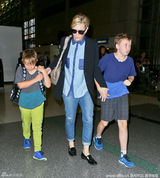 组图：布兰切特携两萌娃现身机场 与狗仔玩快闪