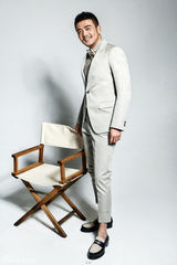 组图：杨烁商务写真温暖笑容彰显绅士魅力