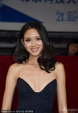 组图：大影节闭幕式 汤唯红裙知性王丽坤温婉