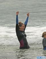 组图：46岁朱莉娅-罗伯茨海滩享天伦 与子女开心戏水