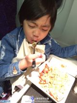 组图：Kimi大口吃饭模样可爱 牛仔衣潮帽乘飞机