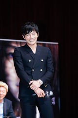 独家：《哭泣男人》张东健黑衣亮相与粉丝互动