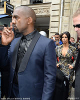 组图：金-卡戴珊推婴儿车外出 坎耶示意噤声