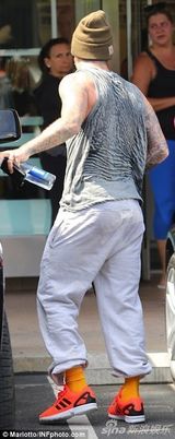 组图：小贝汗流浃背仍顶绒线帽 要风度不要温度