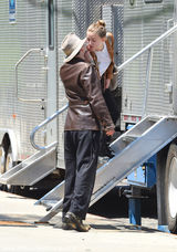 组图：约翰尼德普探班未婚妻当众激吻