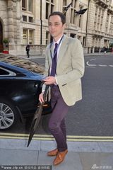 组图：谢耳朵英伦风现身街头 微笑为粉丝签名