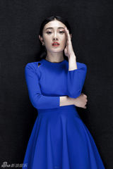 组图：张译木质感写真曝光 时尚蓝精灵气场彰显