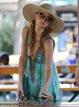 组图：希尔顿姐妹清凉绿裙出街 举手投足名媛范