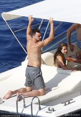 组图：丽娅米雪儿走出情伤 与新欢戏水激吻发福