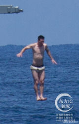 组图：梅西乘游艇出海玩跳水 娇妻浑圆美臀惹火