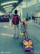 组图：黄磊与孙莉贴脸合影破出轨传闻 多妹晒黑