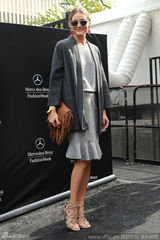 纽约名媛奥利维亚-帕勒莫灰裙踩细跟 流苏手包时尚(图)