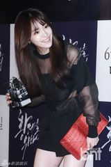 组图：玄彬走红毯人气旺 争相握手显亲和