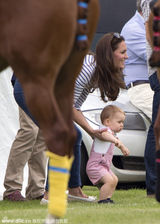 组图：威廉王子参加马球比赛 凯特带小王子助威