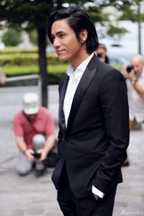 组图：陈坤亮相巴黎时装周 入乡随俗发型浪漫