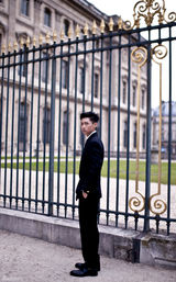 组图：魏晨漫步巴黎街头 暗花西服套装出镜