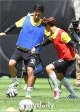 组图：《艺体能》友谊赛 李起光受伤被抬下场