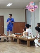 组图：王铮亮妻子娇气公主变贤妻 扫厕所还债