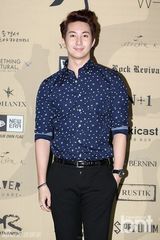 组图：Rainbow出席活动 透视露腿秀性感