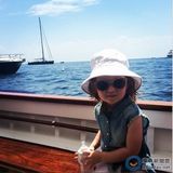 组图：澳洲2岁大眼萝莉奢靡生活照 直升机代步