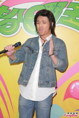 组图：TVB《扮嘢王》录影 王祖蓝薛家燕玩亲亲