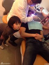 陆毅贝儿组“最萌父女档” 嘟嘴搞怪表情包走红