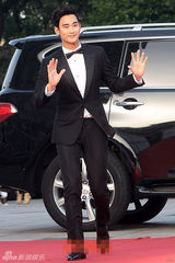 组图：全智贤百想低胸绣花粉裙唯美 金秀贤呆萌