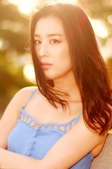 组图：黄圣依海边漫步 似美人鱼娇媚可人