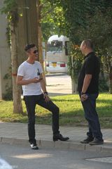 组图：耿乐独自返母校  黑超遮面时尚大叔范