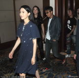 组图：谢霆锋叼木棒似解烟瘾 手插口袋目光呆滞