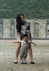 组图：杜江带娃踢球玩耍 霍思燕秀热辣美腿