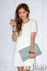 组图：少女时代Sunny助阵派对 白裙显清纯可爱