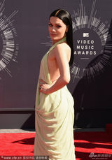 组图：杰西-J深V露背裙现身MTV 性感抢镜