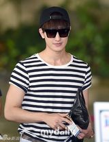 组图：东方神起孔侑等现身 胡茬微露不拘小节