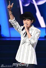 组图：SISTAR等偶像团体献唱韩国广播颁奖礼
