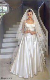 组图：安吉丽娜-朱莉皮特婚纱照曝光 深情拥吻孩子相伴