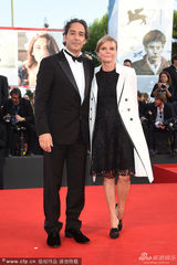 组图：威尼斯评审团主席迪斯普拉特携妻现身