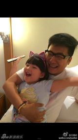 组图：王诗龄探班王岳伦度中秋 小妞戴发箍超萌