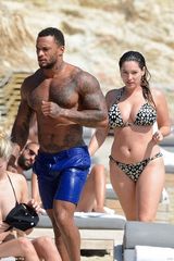 组图：乳神凯莉-布鲁克比基尼湿身 巨乳贴未婚夫海战