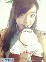 组图：王中磊17岁女儿长腿清秀 姐弟有爱互动