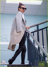 组图：米兰达丸子头心情靓 干练装扮秀长腿