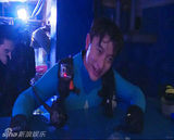 组图：贾乃亮为博女儿一笑 表演潜水险晕倒