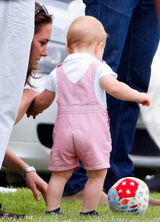 组图：乔治小王子萌态展球技 小脚丫肉呼呼