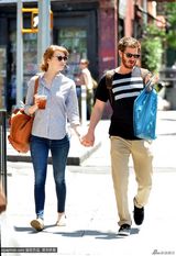 组图：艾玛斯通与男友加菲逛街 十指紧扣秀恩爱