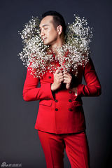 组图：黄觉红色西装抢镜 化身型男奶爸与花争艳