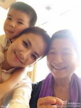 组图：刘涛晒与郑佩佩合影 儿子帅气抢镜