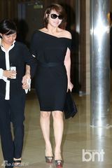 组图：金惠秀出席美术展 迷人微笑亲和力十足