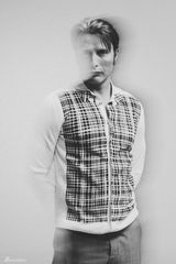 组图：“汉尼拔”米科尔森曝写真 气质神秘迷人