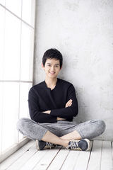 组图：马可活力暖男写真 笑容灿烂时尚俊朗