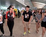 组图：Angelababy 帅气潮服现身 微笑挥手与粉丝同行